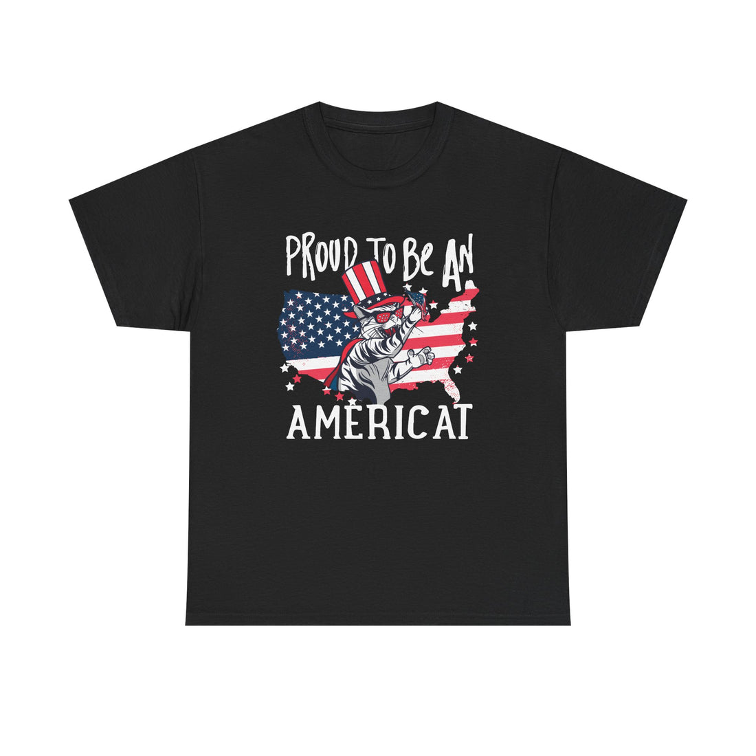 Schwarzes T-Shirt mit patriotischer Grafik: Katze mit Uncle-Sam-Hut vor US-Karte in Sternen und Streifen. Text: „Proud to be an Americat“.