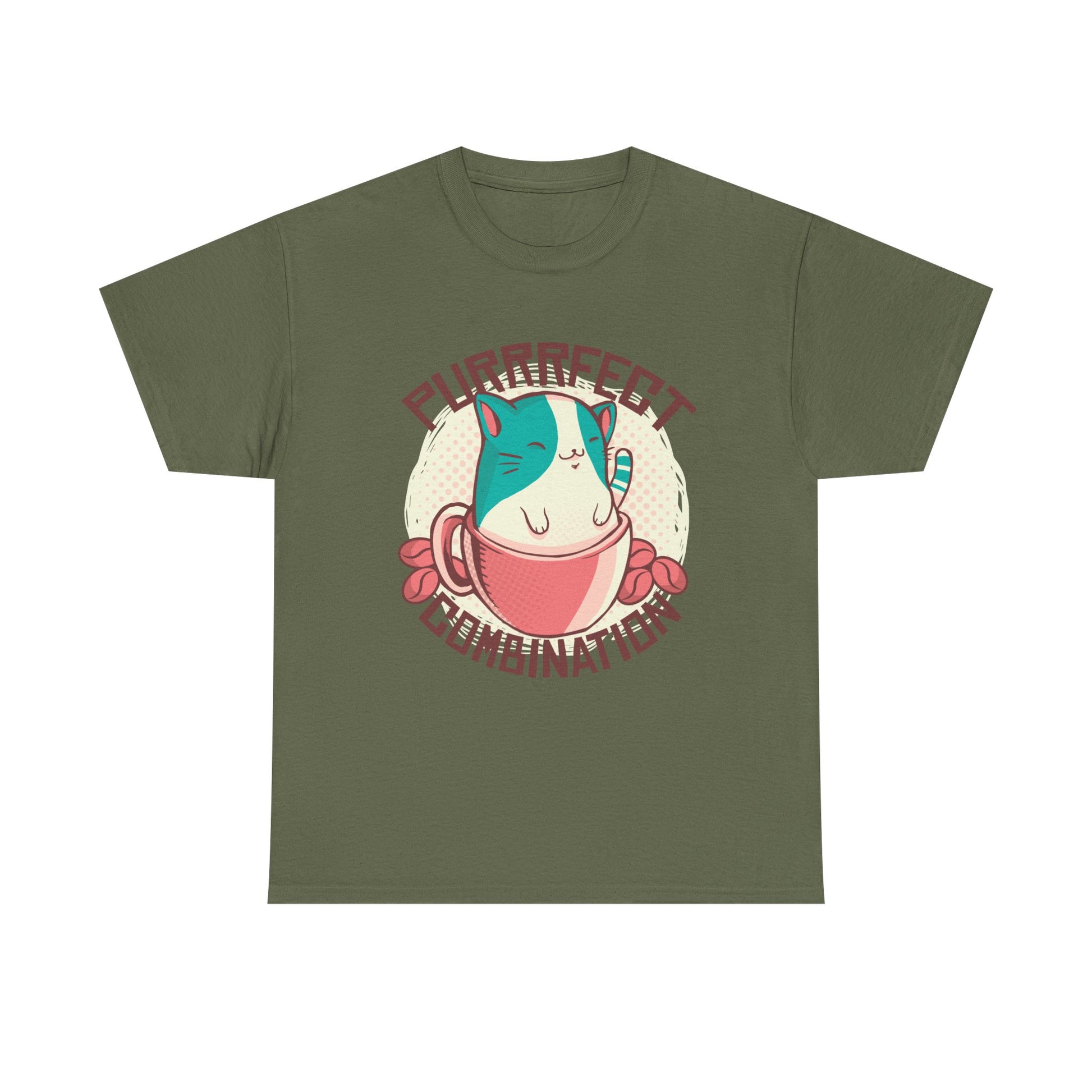 Militärgrünes Shirt mit illustrativem Katzenmotiv: Eine Katze chillt in einer Tasse mit Kaffeebohnen, eingerahmt vom Text „Purrrfect Combination“ – humorvoll und stylisch zugleich.