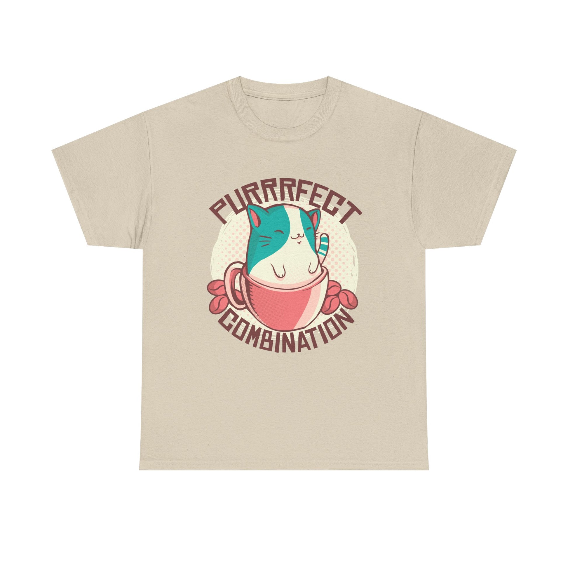 Sandfarbenes Shirt mit süßem Motiv: Eine entspannte Katze räkelt sich in einer rosafarbenen Tasse. Text: „Purrrfect Combination“ – verspielt, gemütlich, charmant.