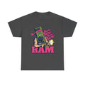 Dunkelgraues T Shirt mit Frontdesign eines RAM Riegels im Comicstil als bewaffneter Actionheld. Der Speicherchip trägt Stirnband und Gewehr, inspiriert vom Film Rambo. Pinker RAM Schriftzug darunter.