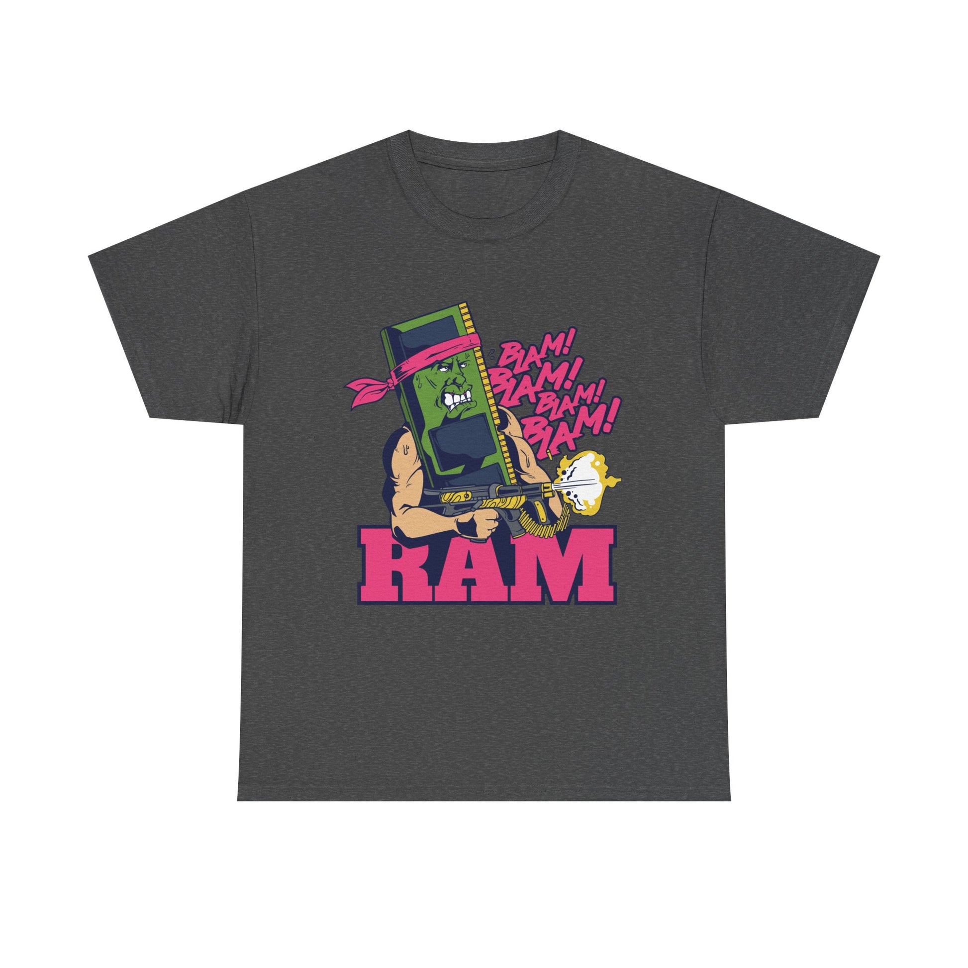 Dunkelgraues T Shirt mit Frontdesign eines RAM Riegels im Comicstil als bewaffneter Actionheld. Der Speicherchip trägt Stirnband und Gewehr, inspiriert vom Film Rambo. Pinker RAM Schriftzug darunter.