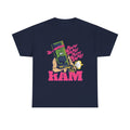 Marineblaues T Shirt mit auffälligem RAM Motiv. Darstellung einer RAM Speicherkarte als muskulöser Kämpfer mit Gewehr und Stirnband, inspiriert vom Actionfilm Rambo. Darunter steht der Schriftzug RAM in pink.