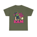 Militärgrünes T Shirt mit RAM Speicherkarte als parodierter Filmheld. Das Design zeigt eine Figur im Stil von Rambo mit Bandana und pinkem Schriftzug.