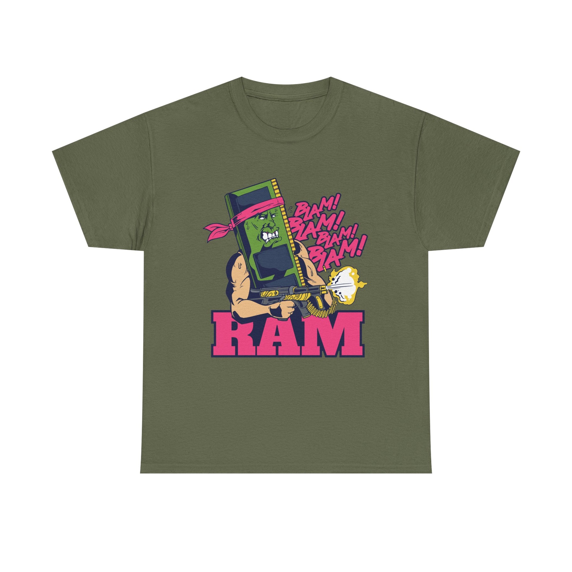 Militärgrünes T Shirt mit RAM Speicherkarte als parodierter Filmheld. Das Design zeigt eine Figur im Stil von Rambo mit Bandana und pinkem Schriftzug.