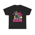 Schwarzes T Shirt mit Comicmotiv einer RAM Speicherkarte als muskulöser Actionheld mit Stirnband und Maschinengewehr. Humorvolle Parodie auf den Actionfilm Rambo, Schriftzug RAM in pink darunter.