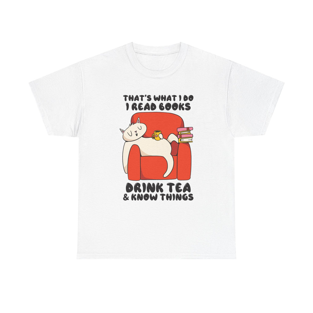 Weißes T-Shirt mit entspannter Katze, die auf einem roten Sessel liegt, Tee trinkt und Bücher liest. Der Text „That’s what I do – I read books, drink tea & know things“ umrahmt die Szene – ideal für Leseratten mit Humor.
