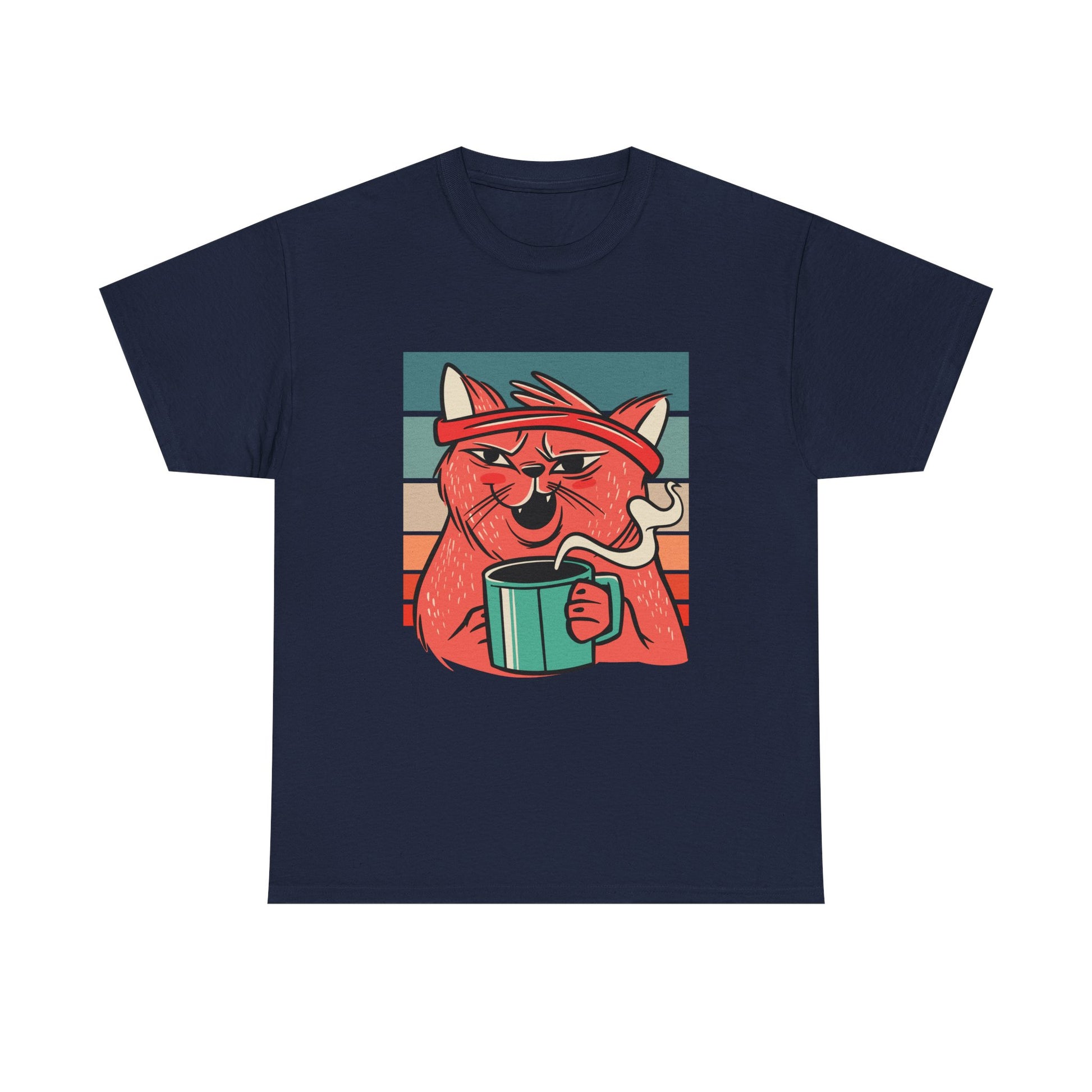 Marineblaues T-Shirt mit roter Katze, die eine Kaffeetasse hält – Retro-Streifen im Hintergrund betonen den entspannten Look.