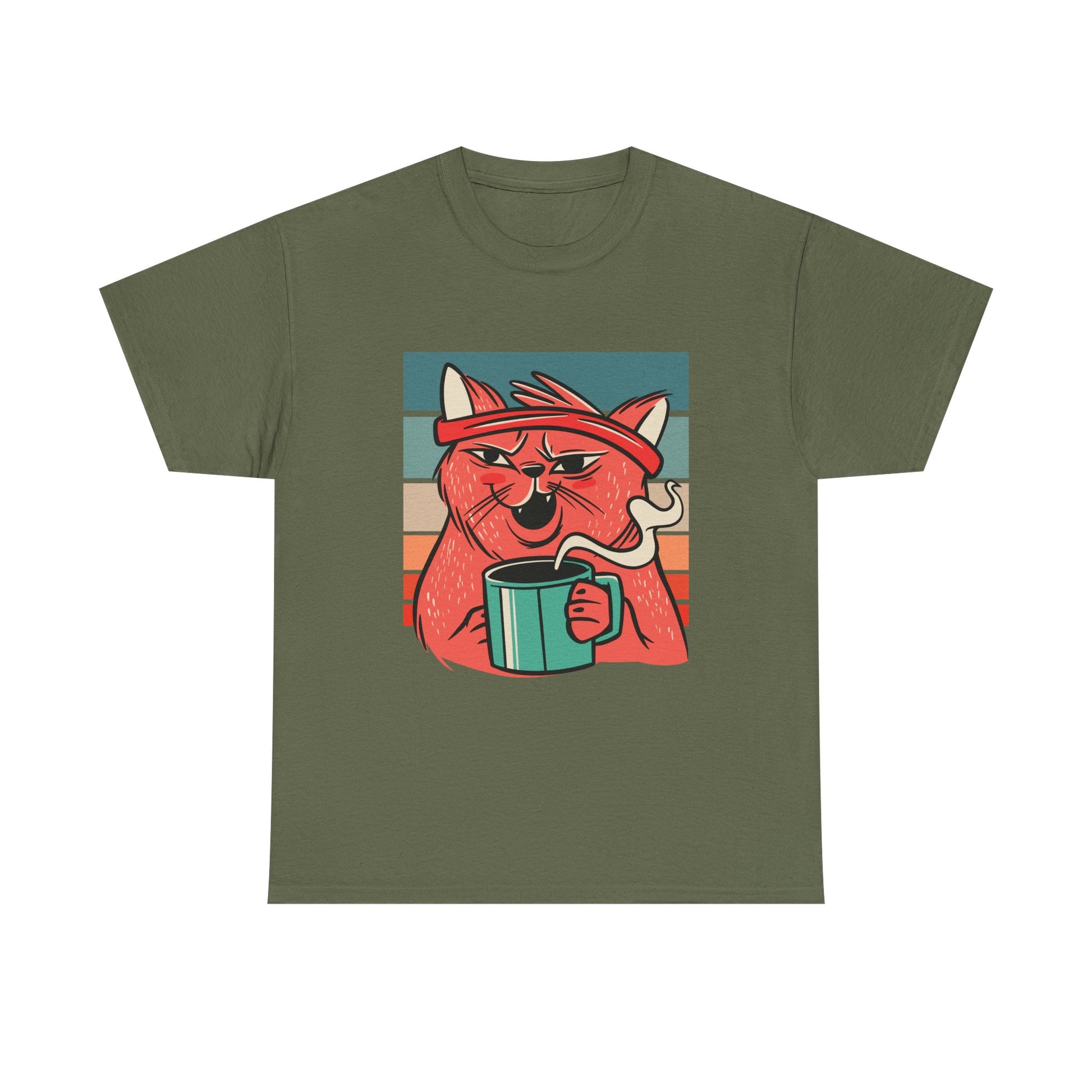 Militärgrünes T-Shirt mit relaxter Kaffeekatze im Vintage-Stil. Die roten, blauen und orangen Farbstreifen setzen auffällige Akzente.