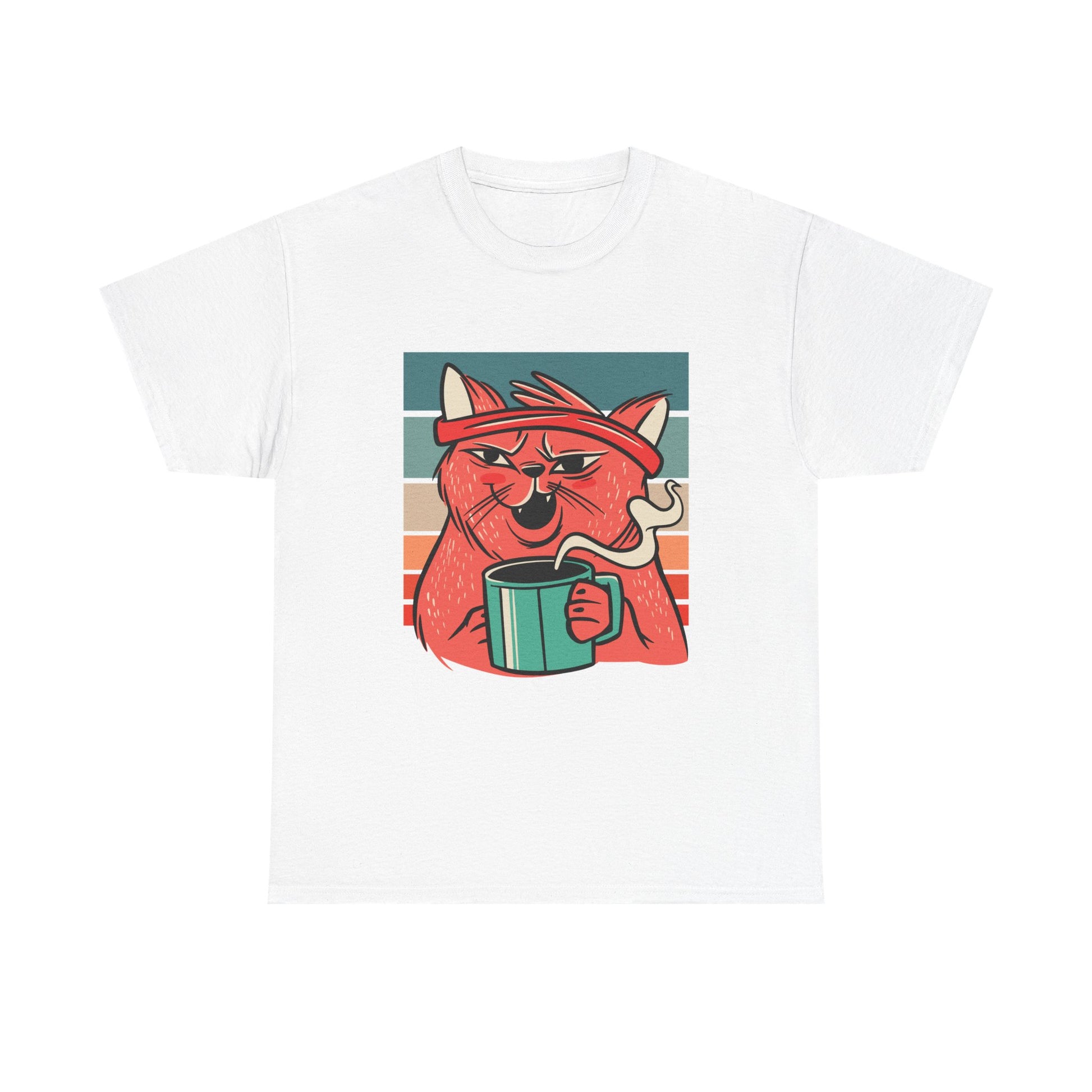 Weißes T-Shirt mit einem farbenfrohen Motiv: Eine rote Katze mit Stirnband genießt ihren Kaffee vor Retro-Streifen.