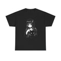 Schwarzes T-Shirt mit melancholischer Anime-Zeichnung: Ein Mädchen mit langen Haaren hält eine schwarze Katze – stilvoll und emotional.