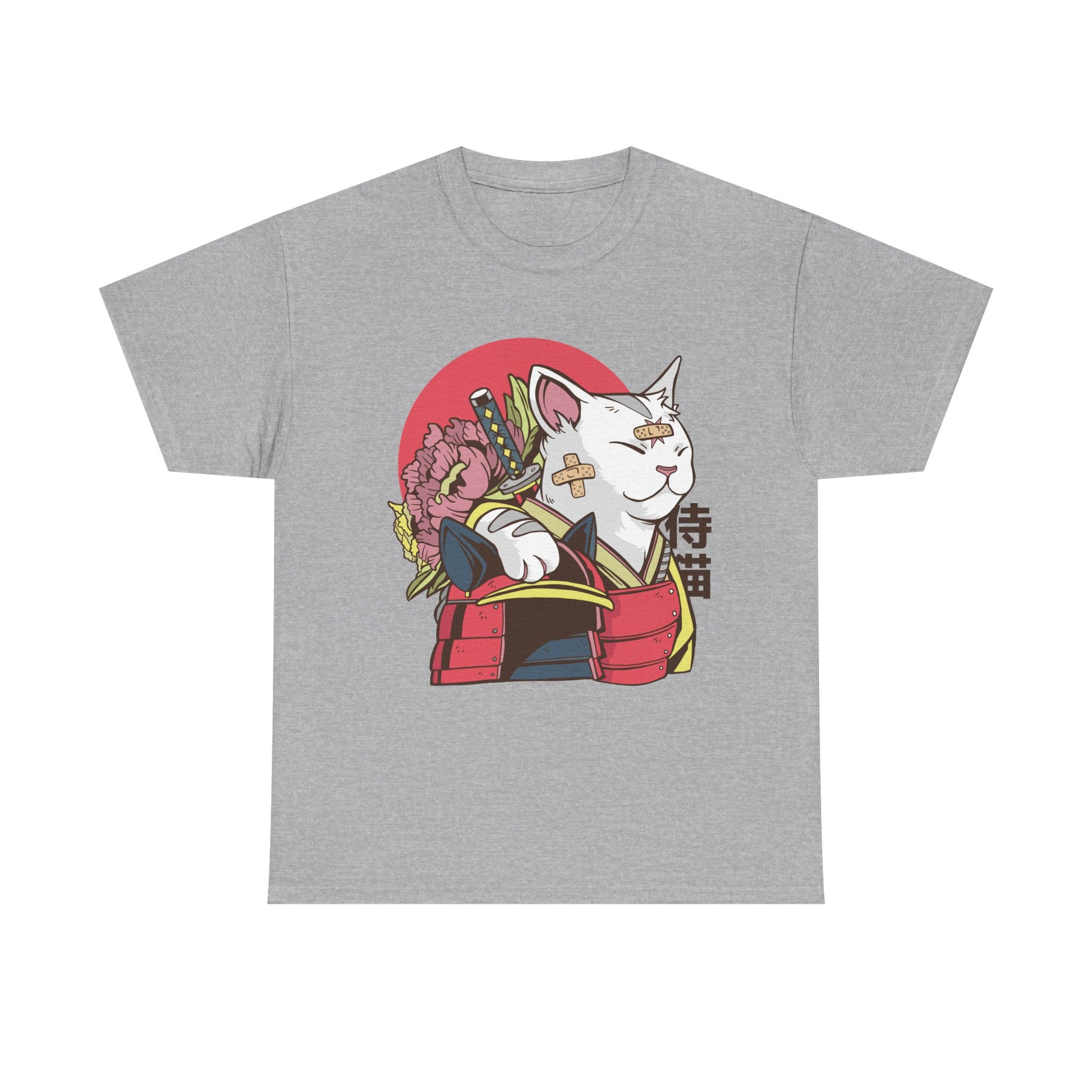 Graues T-Shirt mit stilisiertem Anime-Motiv: Eine mutige Katze im Samurai-Outfit mit Bandagen und Schwert – kraftvoll und cool.