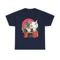 Marineblaues T-Shirt mit markantem Print einer weißen Samurai-Katze mit Katana und Blumen – ein Hingucker für Anime-Fans.
