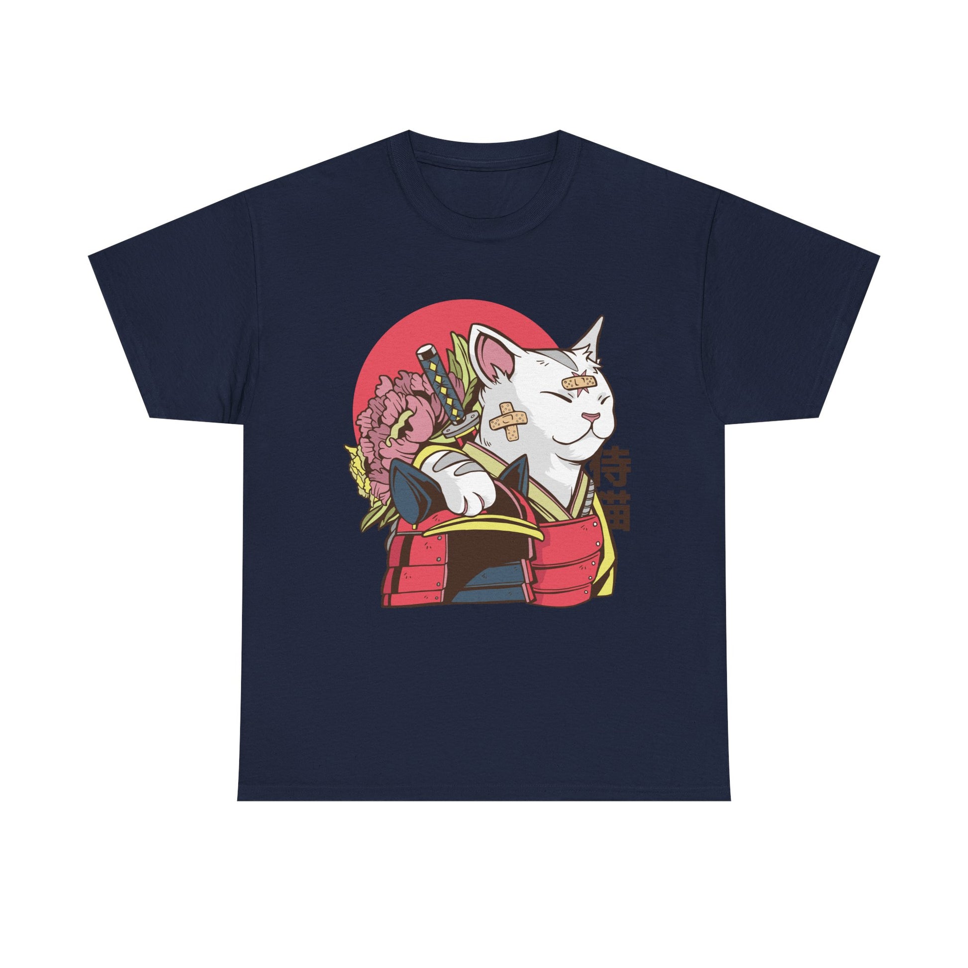 Marineblaues T-Shirt mit markantem Print einer weißen Samurai-Katze mit Katana und Blumen – ein Hingucker für Anime-Fans.
