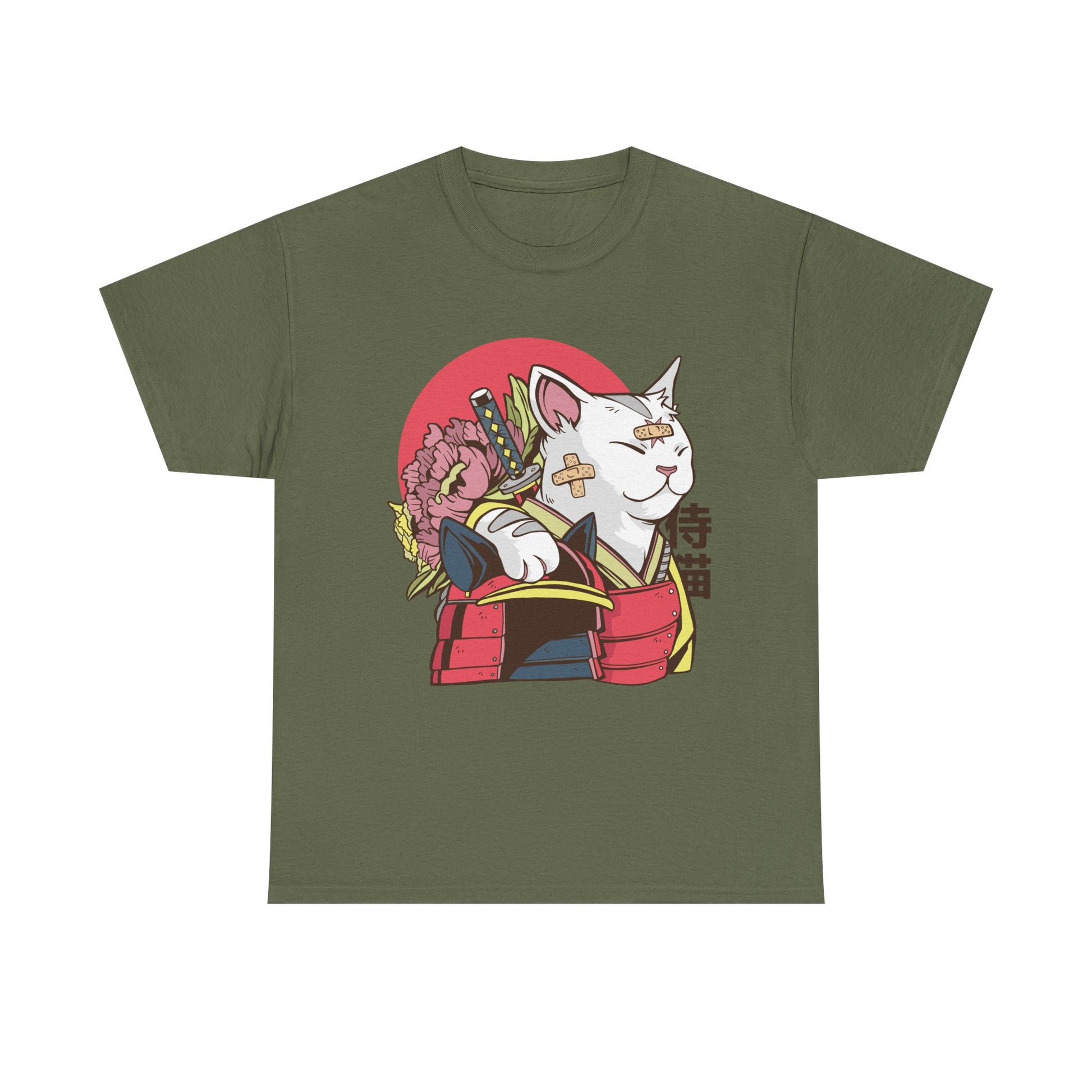 Militärgrünes Shirt mit auffälligem Print: Eine weiße Samurai-Katze mit Schwert und Blumen – ideal für Fans fernöstlicher Popkultur.