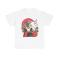 Weißes T-Shirt mit bunter Anime-Grafik einer Samurai-Katze mit Rüstung, Katana und floralen Details – ideal für Japan-Fans.