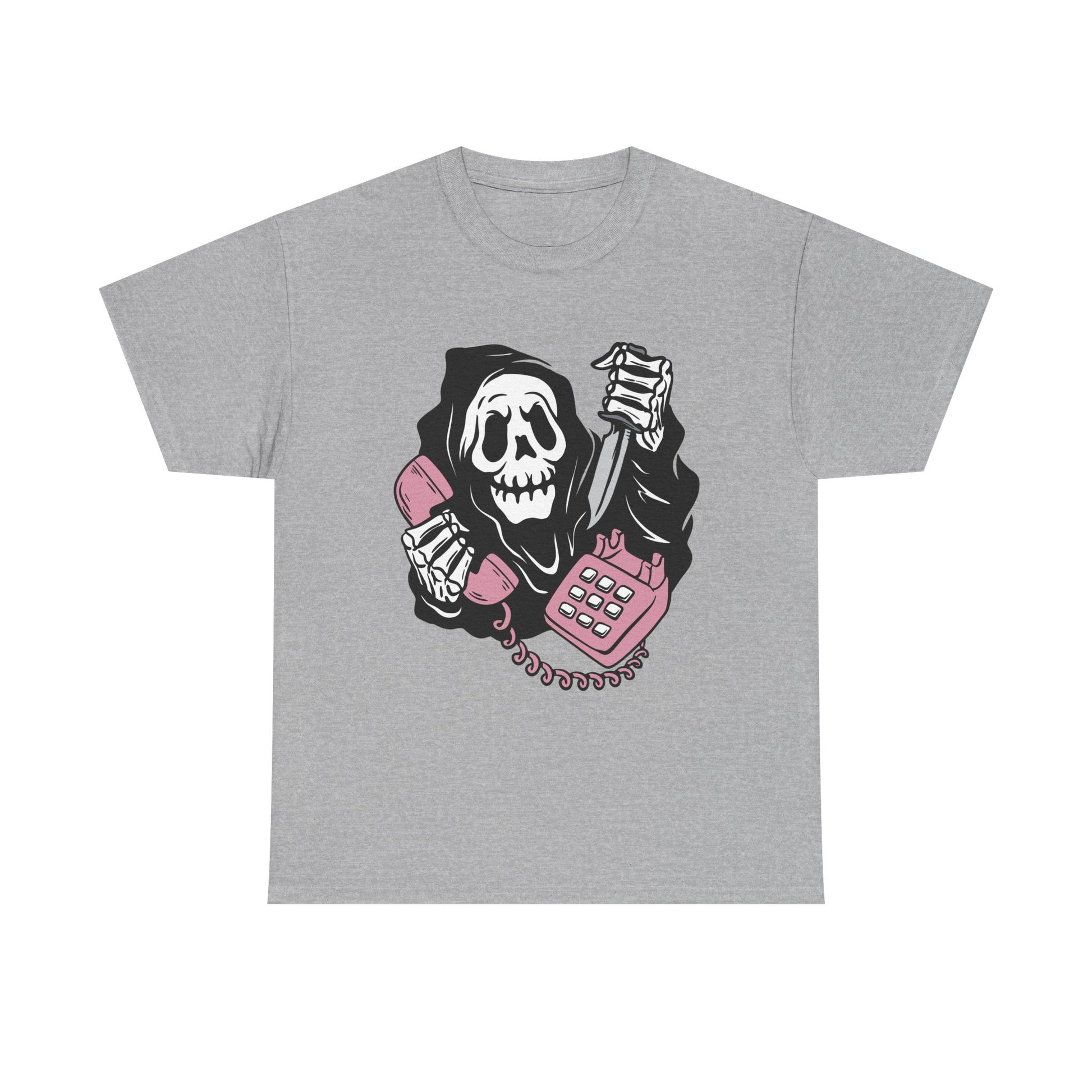 Graues T Shirt mit satirischem Slasher-Motiv. Die Figur mit Totenkopfmaske, rosa Hörer und Messer spielt auf Scream an, neu interpretiert im Comicstil.