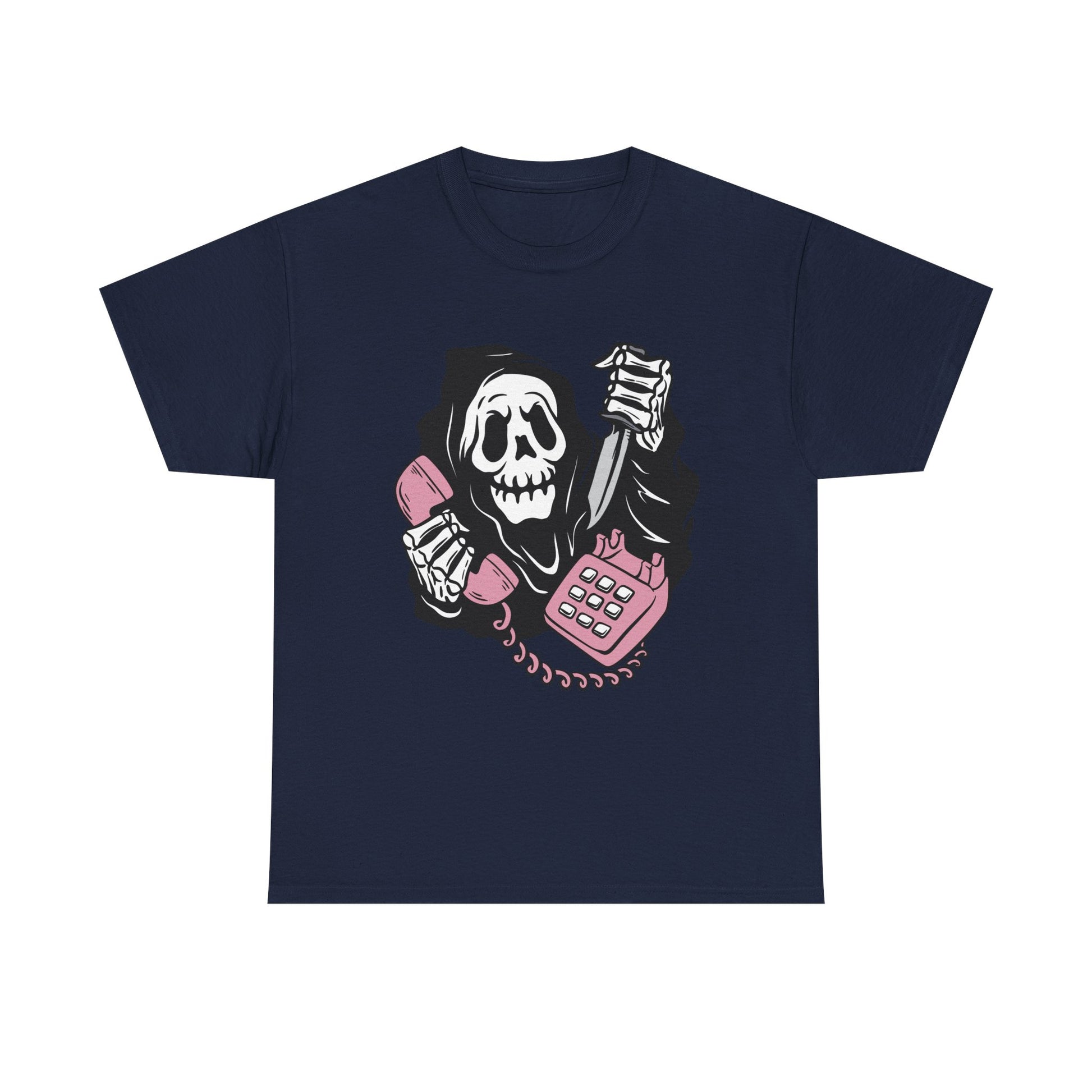 Marineblaues T Shirt mit parodiertem Slasher-Design. Die bedruckte Front zeigt eine Scream-inspirierte Gestalt mit rosa Telefon und grinsender Maske.