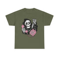Militärgrünes T Shirt mit Slasher-Illustration. Das Design erinnert an den Killer aus Scream, kombiniert mit Retrofarben und rosa Telefon als Parodie.