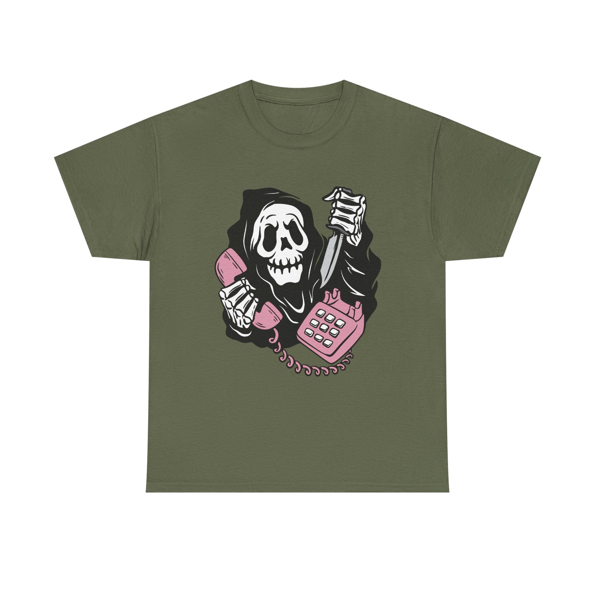 Militärgrünes T Shirt mit Slasher-Illustration. Das Design erinnert an den Killer aus Scream, kombiniert mit Retrofarben und rosa Telefon als Parodie.