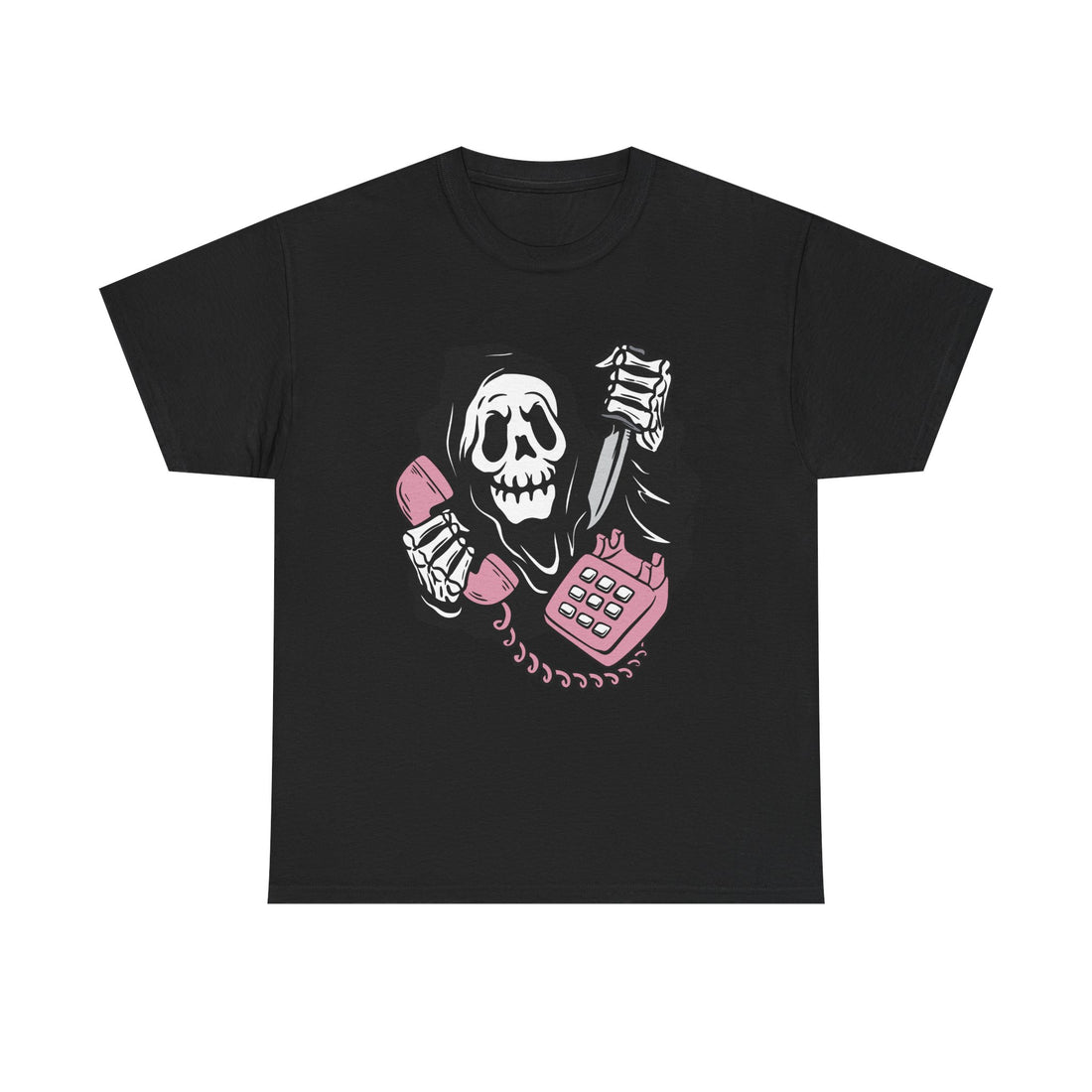 Schwarzes Unisex T Shirt mit Slasher-Parodie. Eine Figur mit Totenschädelmaske, rosa Telefon und Messer erinnert an Ghostface aus dem Horrorfilm Scream.
