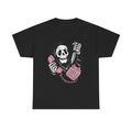 Schwarzes Unisex T Shirt mit Slasher-Parodie. Eine Figur mit Totenschädelmaske, rosa Telefon und Messer erinnert an Ghostface aus dem Horrorfilm Scream.
