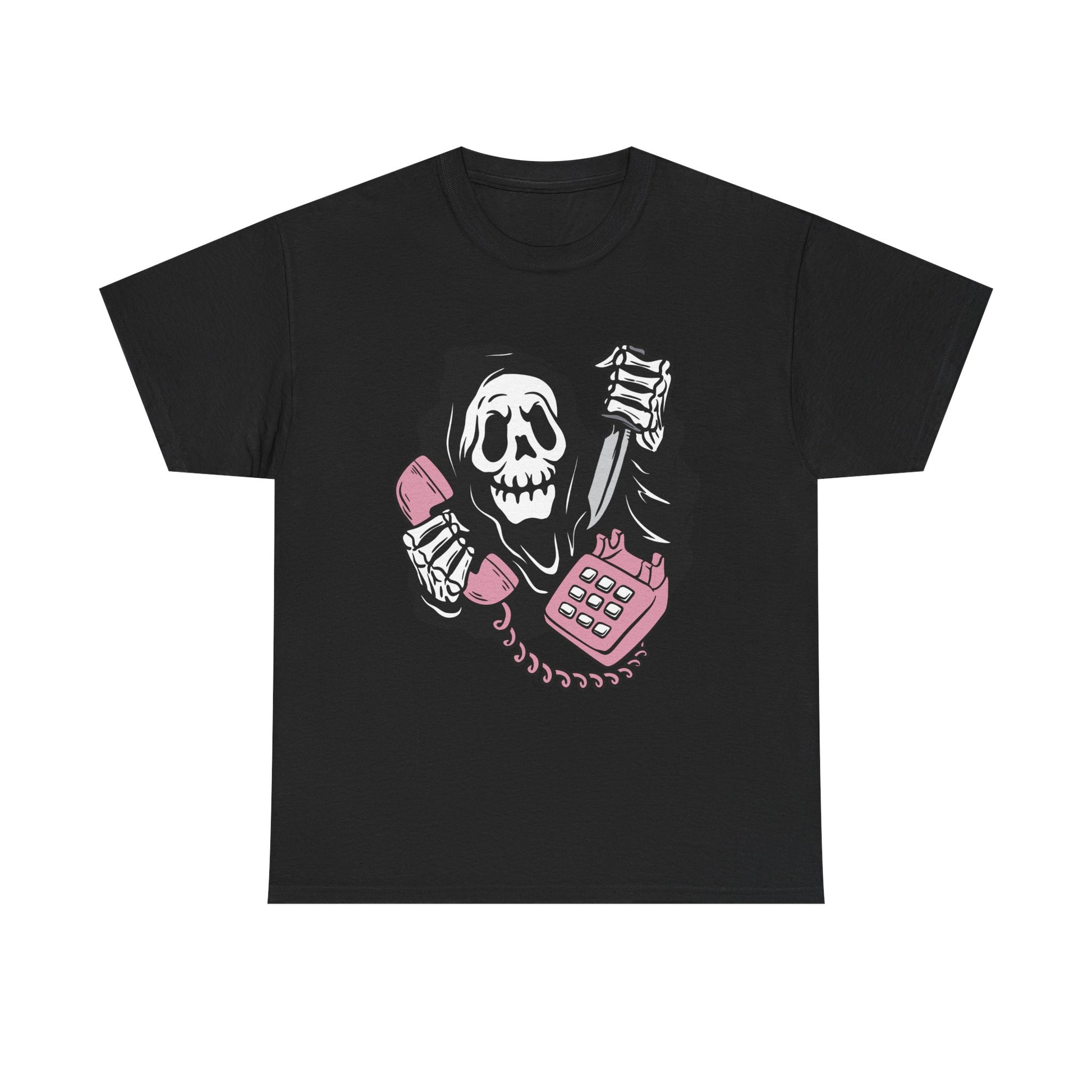 Schwarzes Unisex T Shirt mit Slasher-Parodie. Eine Figur mit Totenschädelmaske, rosa Telefon und Messer erinnert an Ghostface aus dem Horrorfilm Scream.