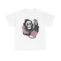 Weißes T Shirt mit kultiger Slasher-Parodie. Cartoon-Version eines Scream-Maskenträgers mit rosa Telefon und gezücktem Messer auf der Vorderseite.