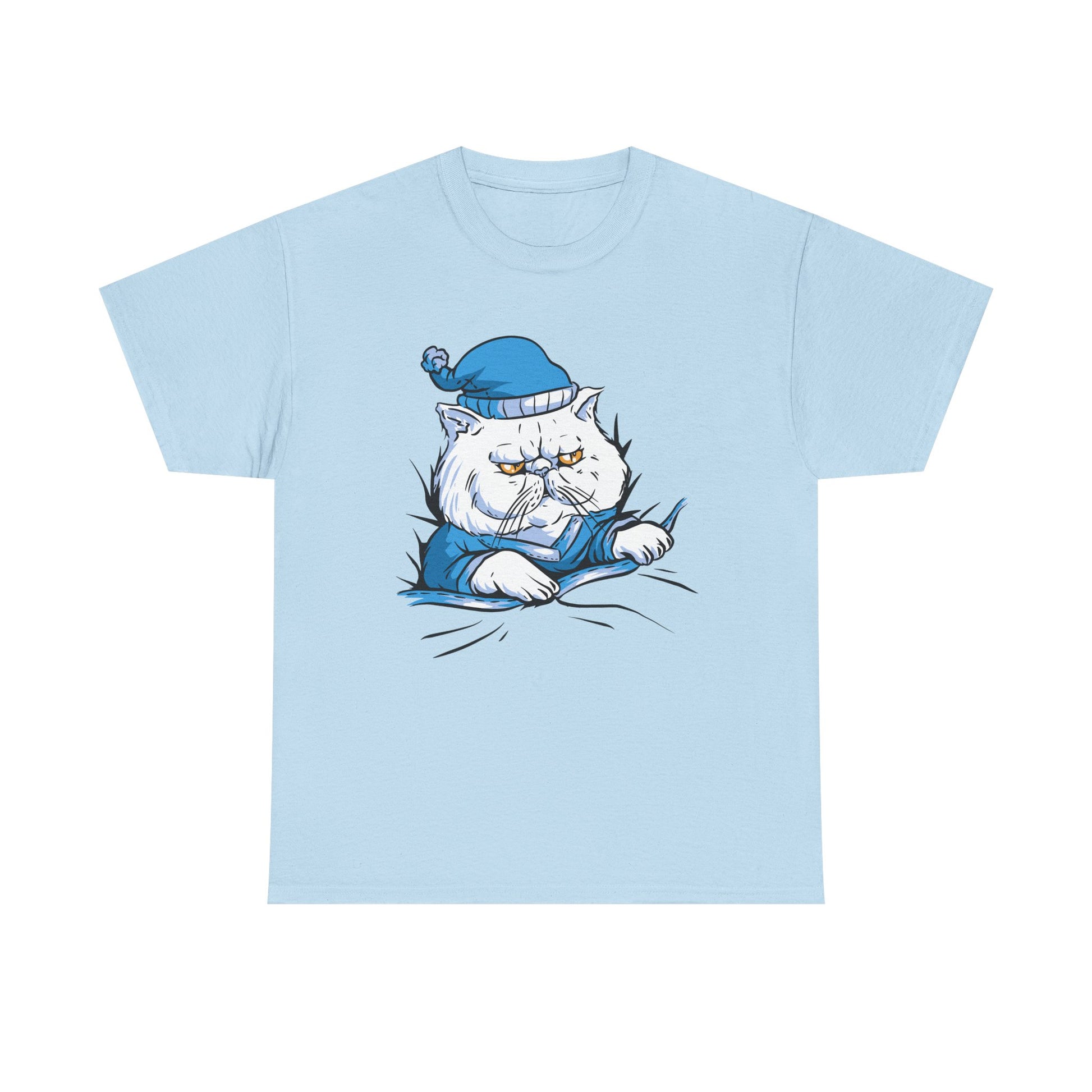 Hellblaues T-Shirt mit verschlafener Katze, die mit mürrischem Blick aus einer Decke hervorschaut. Ihre blaue Mütze und das neutrale Farbschema geben dem Motiv eine entspannte Optik.