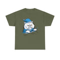 Militärgrünes T-Shirt mit mürrischer, schlafender Katze: Die Zeichnung in kühlen Blautönen wirkt gleichzeitig gemütlich und witzig – für Schlafsoldaten mit Humor.
