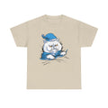 Sandfarbenes T-Shirt mit schlafender Katze im Zentrum – in Blau-Weiß illustriert und mit grumpy Gesichtsausdruck. Ein Design für alle, die am liebsten im Bett bleiben.