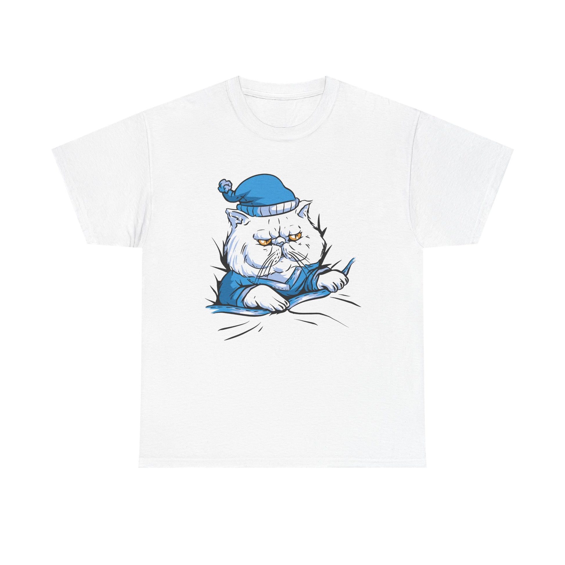 Weißes T-Shirt mit Frontmotiv: Eine mürrische, flauschige Katze mit Schlafmütze liegt in einem Bett und schaut schläfrig und genervt. Das Design in Blautönen bringt den typischen Morgenmuffel-Vibe auf den Punkt – ideal für alle, die Schlaf ernst nehmen.