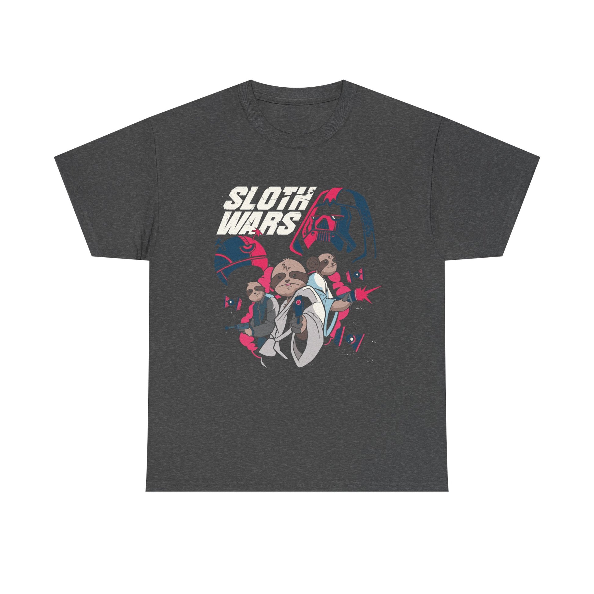 Dunkelgraues T Shirt mit farbenfrohem Comicmotiv: Faultiere in Star Wars Parodie mit Lichtschwert und Droiden. Text: Sloth Wars.