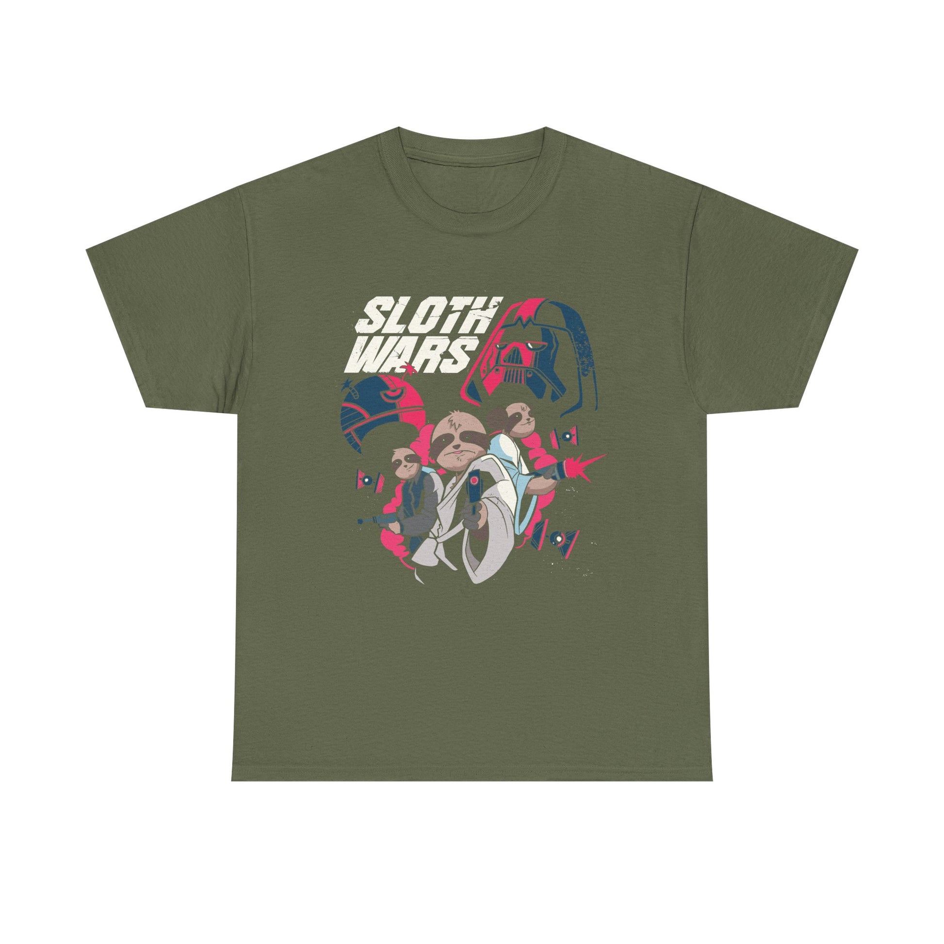 Militärgrünes T Shirt mit Star Wars Hommage. Drei Faultiere posieren wie Sci-Fi-Helden. Text: Sloth Wars in weiß.