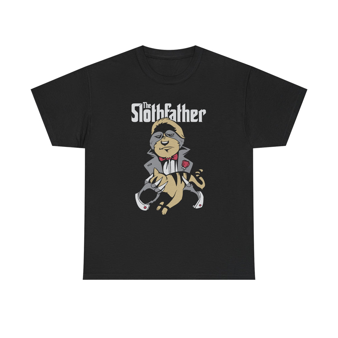 Schwarzes T Shirt mit Frontprint: Ein gezeichneter Faultier-Mafioso im Anzug mit Rose im Revers sitzt entspannt. Text darüber: „The Slothfather“.