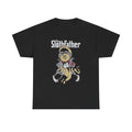Schwarzes T Shirt mit Frontprint: Ein gezeichneter Faultier-Mafioso im Anzug mit Rose im Revers sitzt entspannt. Text darüber: „The Slothfather“.