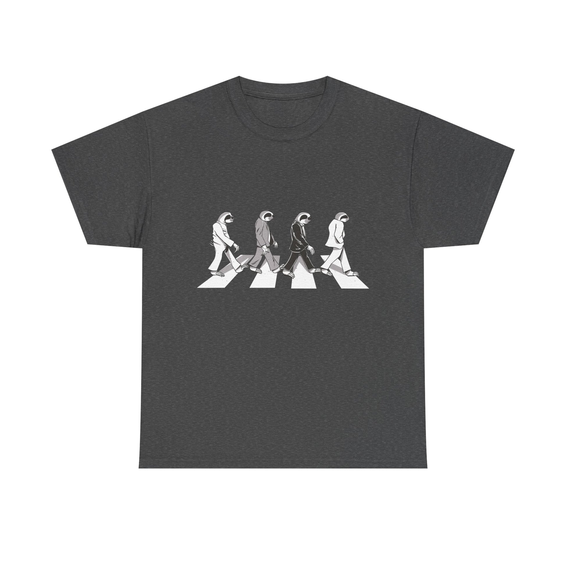 Dunkelgraues Shirt mit Faultiermotiv. Vier Faultiere als Anspielung auf die Beatles überqueren einen Zebrastreifen im Abbey Road Stil.