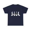 Marineblaues T Shirt mit humorvoller Musikparodie. Faultiere im Anzug laufen im Beatles Abbey Road Stil über einen Zebrastreifen auf der Front.