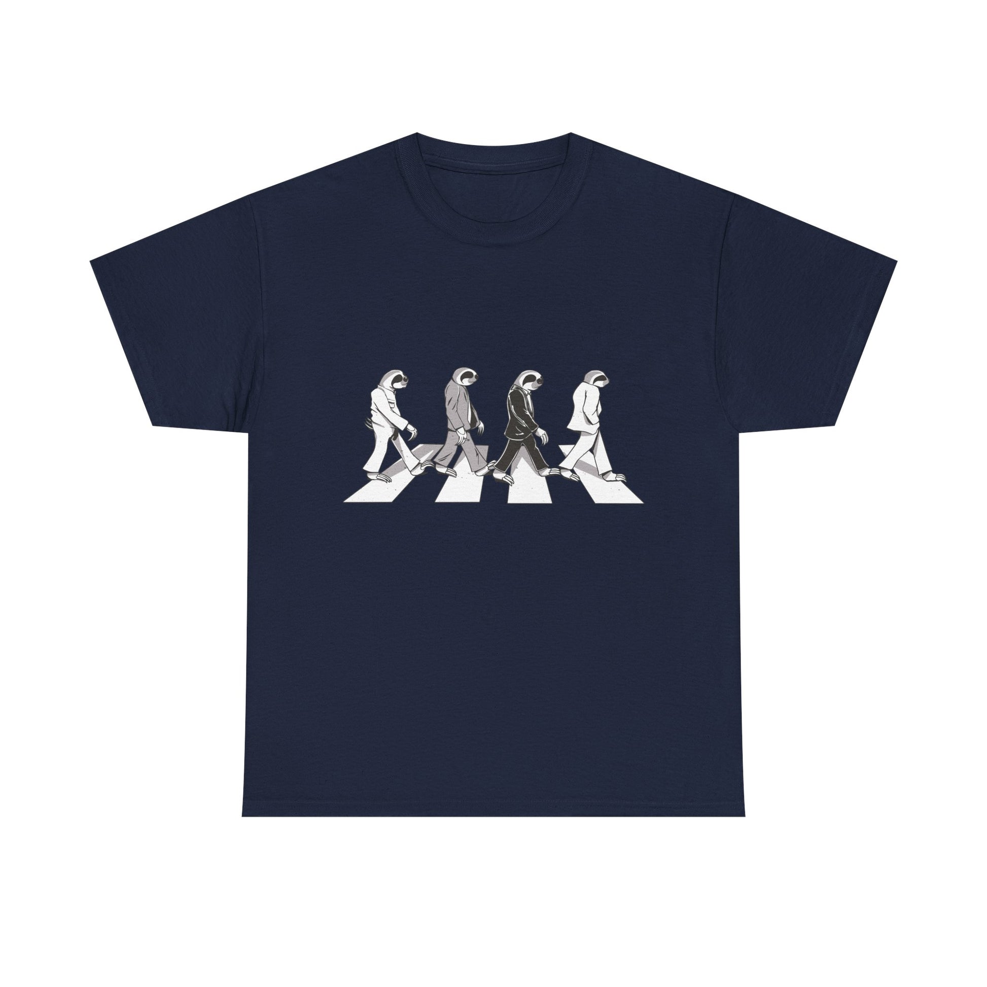Marineblaues T Shirt mit humorvoller Musikparodie. Faultiere im Anzug laufen im Beatles Abbey Road Stil über einen Zebrastreifen auf der Front.