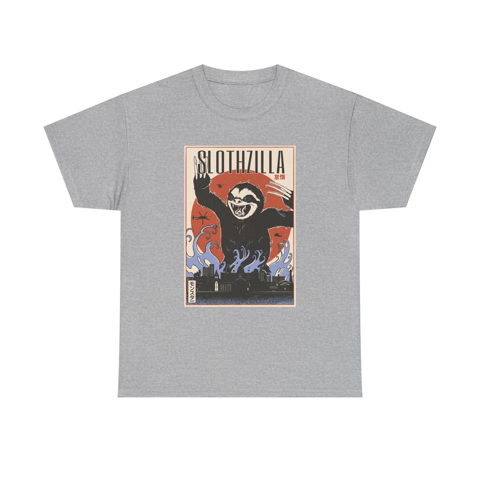 Graues T Shirt mit Slothzilla Design. Auf der Front ein riesiges Faultier im Monsterstil vor brennender Stadt, inspiriert von Godzilla Filmen.