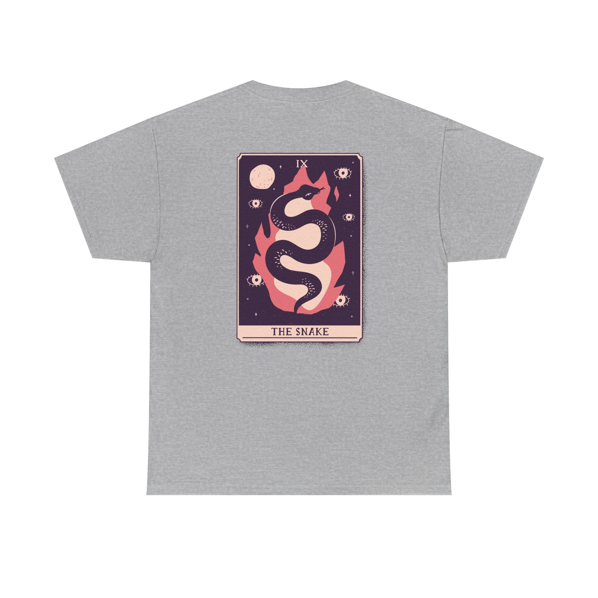Graues Shirt mit Rückendruck einer Tarotkarte: Eine elegant geschwungene Schlange in violetter Flamme – magisch, stilisiert, symbolträchtig.
