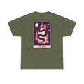Militärgrünes T-Shirt mit Rückseitendruck: Die Tarotkarte zeigt eine flammende Schlange, umgeben von mystischen Symbolen in Violett und Rosa.