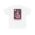 Weißes T-Shirt mit Tarot-Rückendruck: Die züngelnde Schlange im Zentrum einer Karte, eingerahmt von flammenden Formen und okkulten Augen.