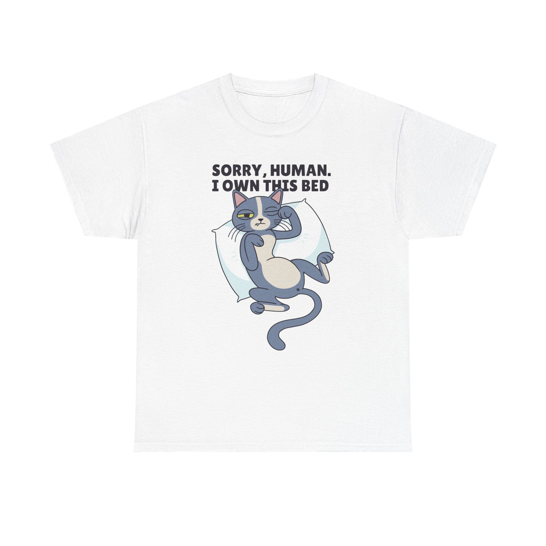 Weißes T-Shirt mit humorvollem Frontdesign: Eine lässige, graublaue Katze liegt auf einem weißen Kissen und streckt sich besitzergreifend aus. Darüber steht der Text „SORRY, HUMAN. I OWN THIS BED“ – perfekt für Katzenhalter mit Schlafplatz-Problemen.