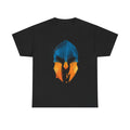 Helm eines spartanischen Kriegers im modernen Farbmix aus Blau und Orange – auf schwarzem Shirt als dynamisches Kunstmotiv inszeniert.