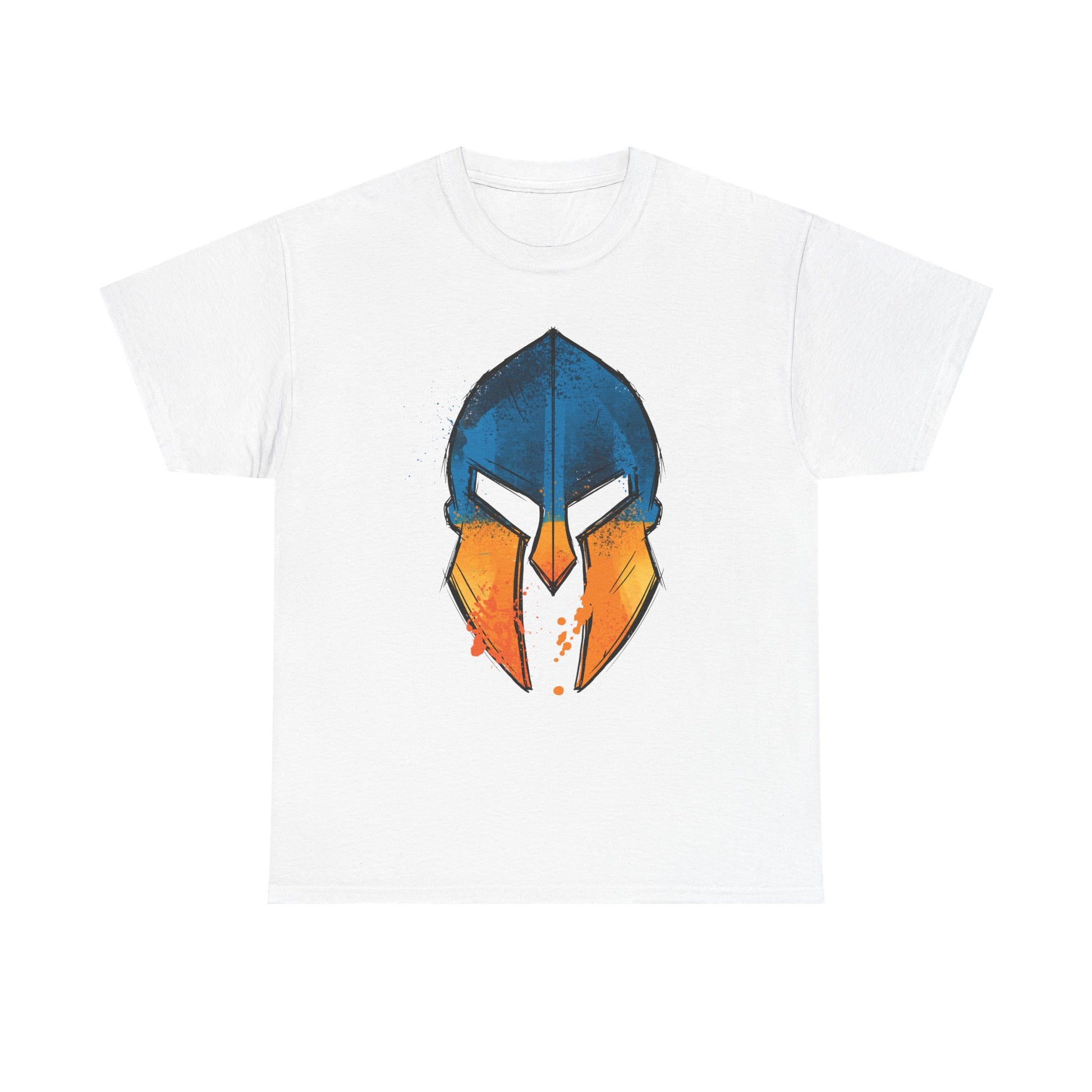 Auf weißem Shirt leuchtet der Helm in kräftigem Blau und Orange. Ein stilisierter Gruß an alte Kriegerkultur.