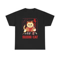 Schwarzes T-Shirt mit auffälligem Motiv einer ernst blickenden Sushi-Katze in asiatischem Outfit – ein humorvoller Hingucker für Katzen- und Sushi-Fans.