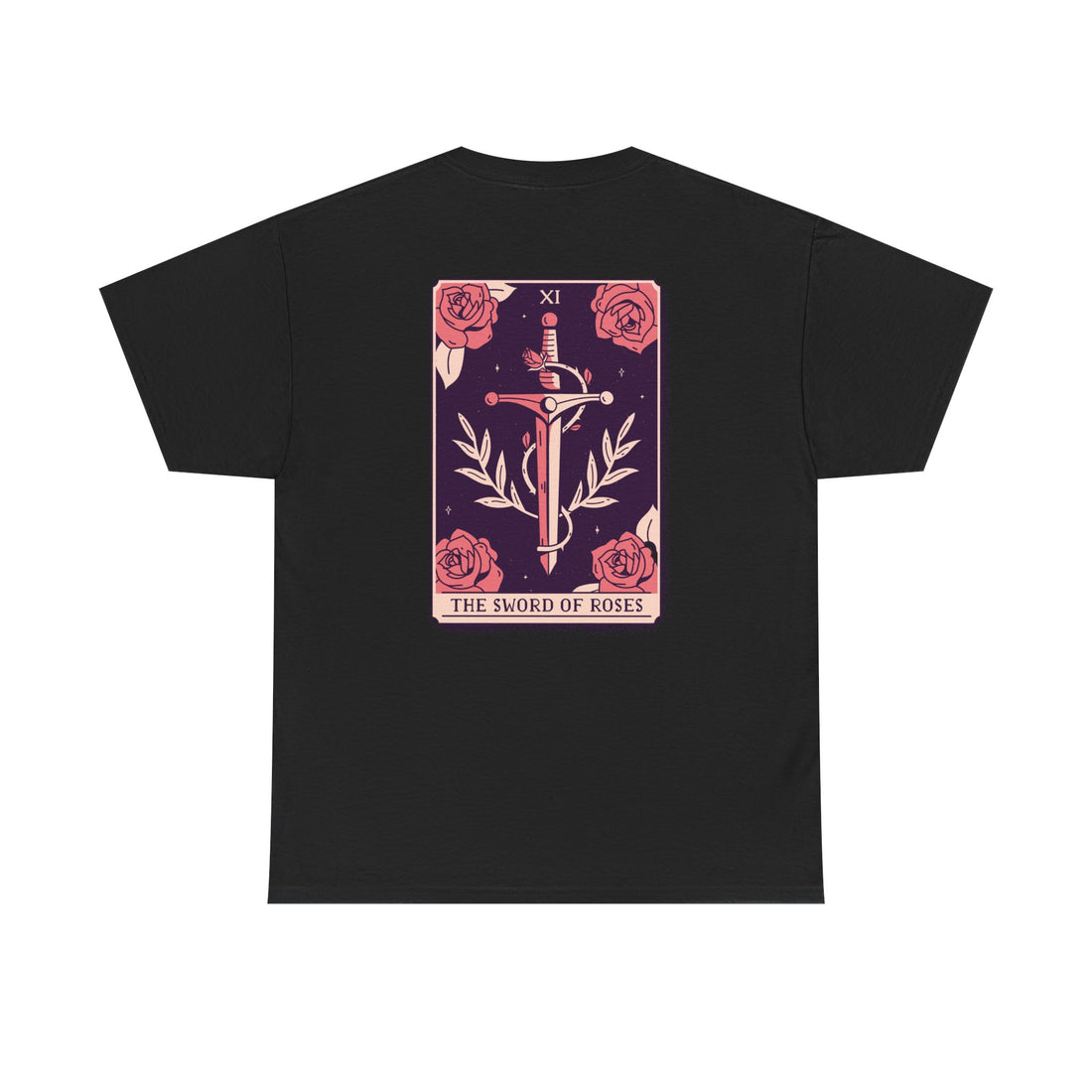 Schwarzes T-Shirt mit Tarotkarten-Rückendruck: Ein Schwert durchbohrt ein Rosenmotiv, umrahmt von Blättern auf violettem Hintergrund.