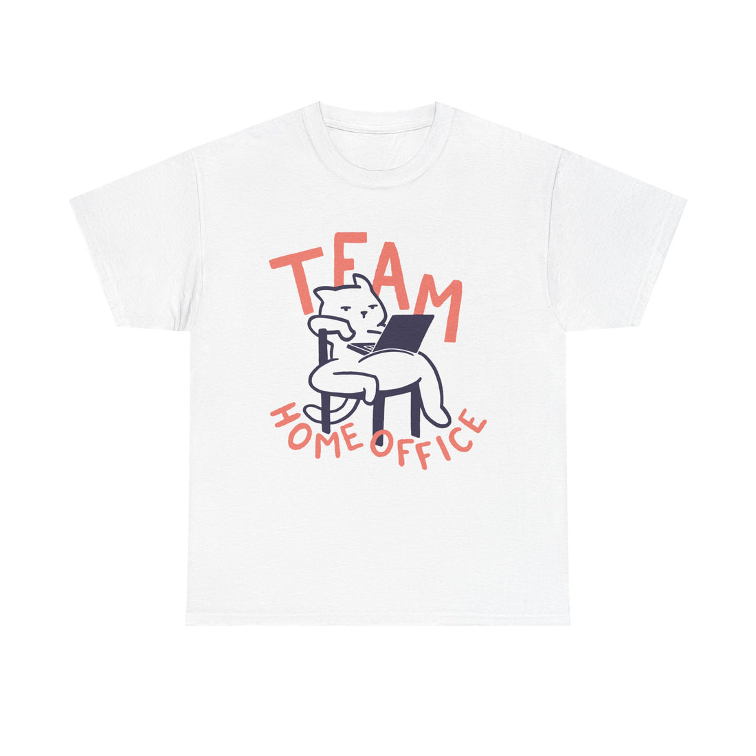 Weißes T-Shirt mit minimalistischer Illustration: Eine abstrahierte Katze sitzt entspannt am Laptop, der Text „TEAM HOME OFFICE“ umrahmt die Szene in lockerer Typografie – ein Statement für alle digitalen Stubentiger.