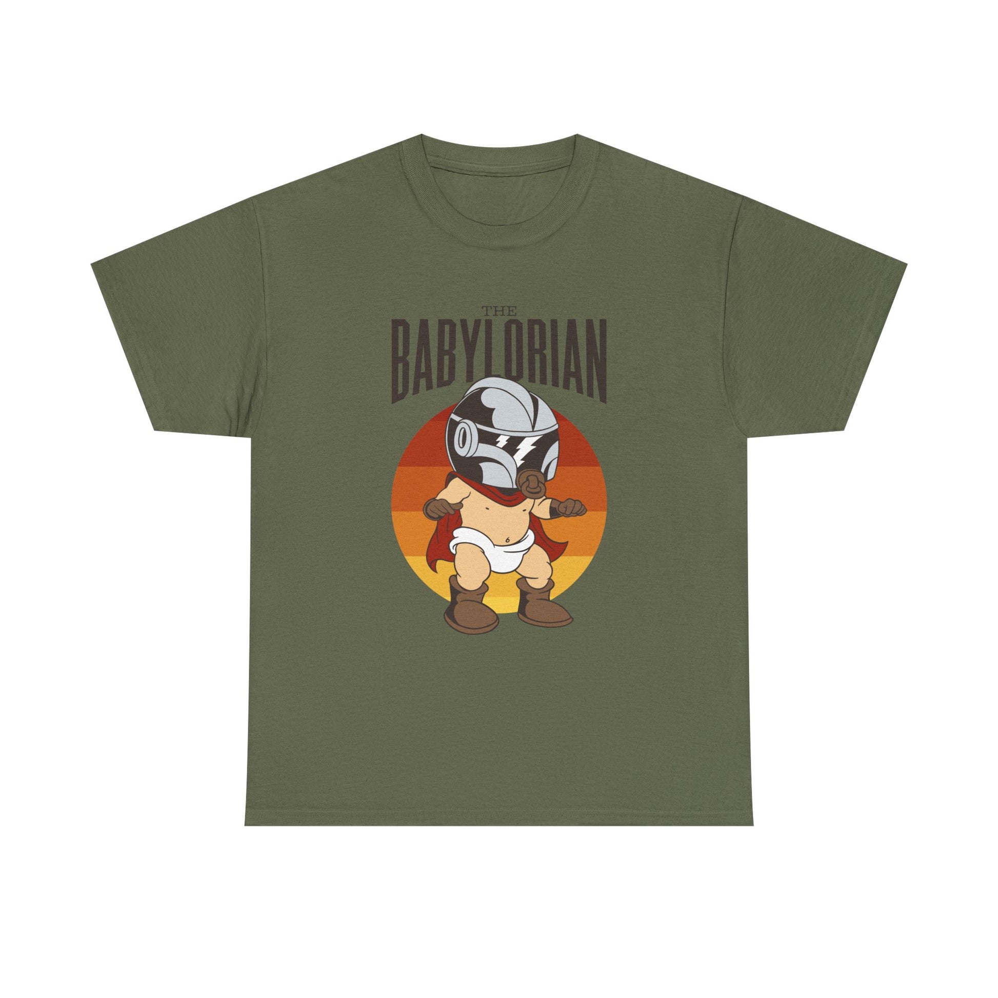 Olivgrünes Shirt mit Baby in Space-Rüstung. Ein witziger Tribut an „The Mandalorian“, mit Retro-Farben und Sci-Fi-Charme.