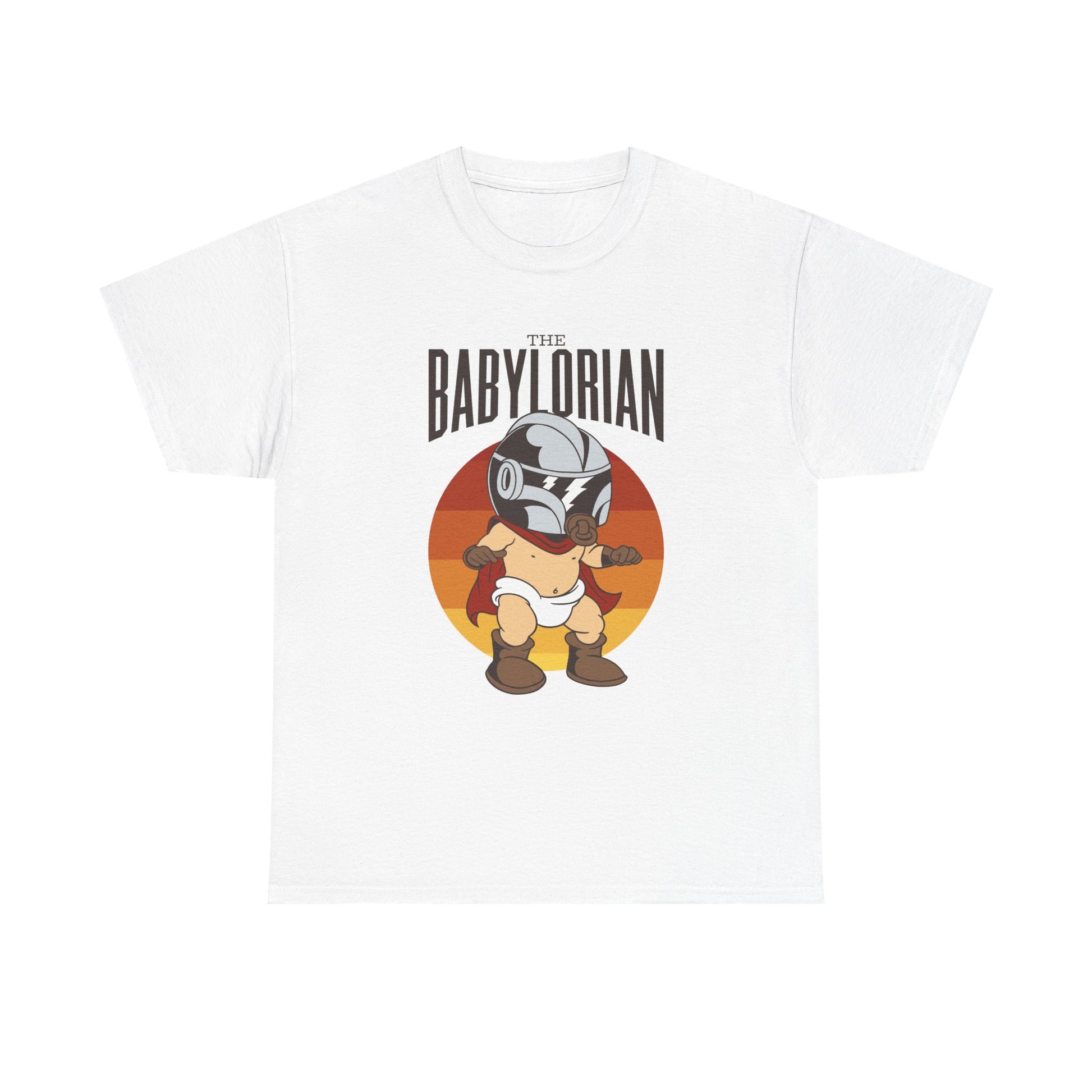 Weißes Shirt mit einem Baby in Mandalorian-Rüstung, inspiriert von der Star-Wars-Serie „The Mandalorian“. Retro-Sonnenuntergang im Hintergrund verleiht dem Design Vintage-Flair.